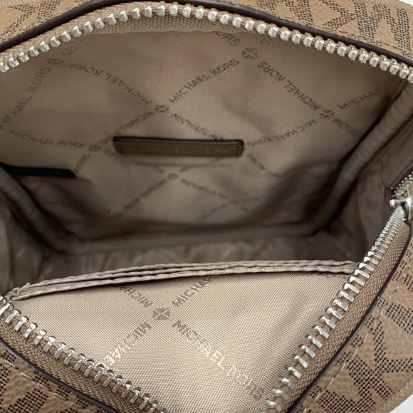 MICHAEL KORS
Jet Set Travel Medium Signature Logo Crossbody Bag
COLOR DUST - Picture 13 of 14